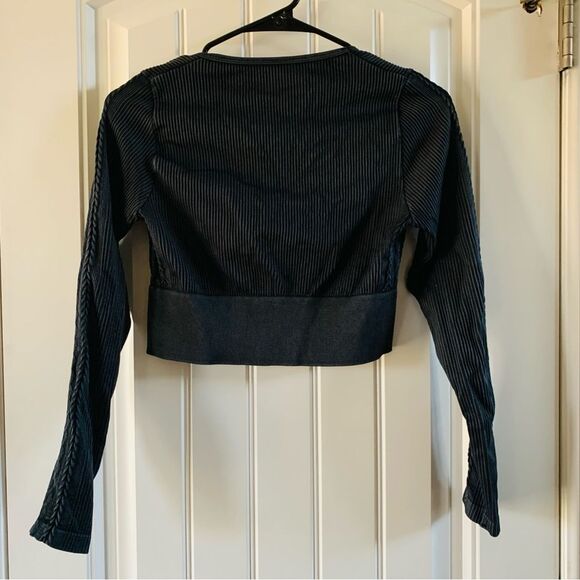 Aerie Offline Black Sidewalk Seamless Ribbed Long Sleeve Cropped Top | Medium - Picture 3 of 5